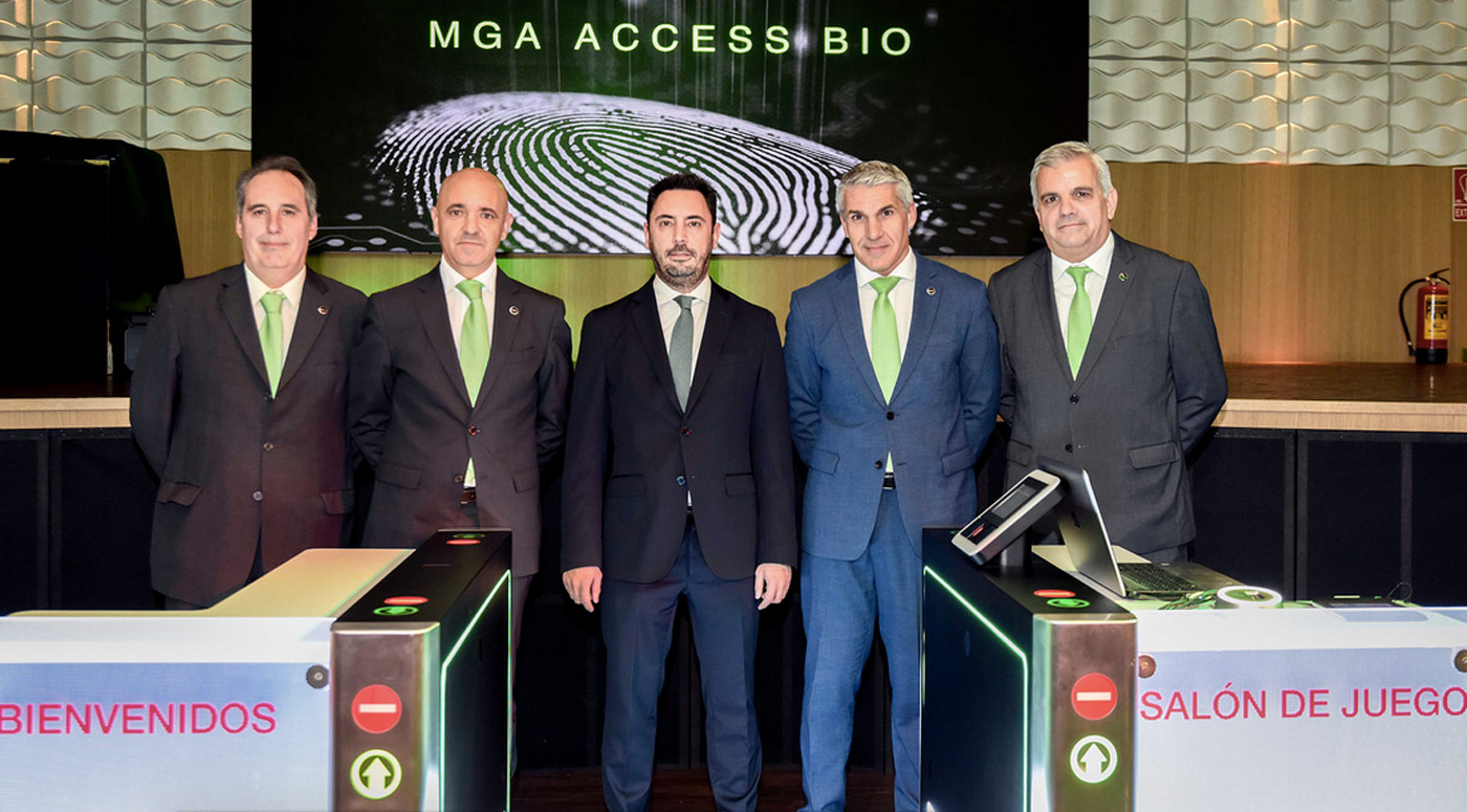 Equipo de MGA Industrial con Enric Sanahuja, vicepresidente de MGA, y Artur Porta, director General de MGA Industrial, en el centro de la imagen