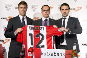 Eñaut Ruiz, Gerente, y Beñardo Elorz, Director de Marketing, posan junto a un directivo del Athletic Club en la presentación del acuerdo.