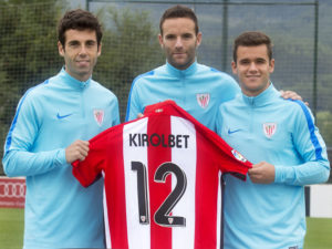 Susaeta, Viguera y Aketxe, jugadores del Athletic, con la elástica del Athletic y el nombre KIROLBET en la espalda.