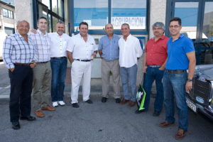 Jaume Bisbal y algunos de los operadores de Madrid posan satisfechos para el objetivo de AZARplus tras la presentación de GiGaTwin.