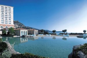 El Monte-Carlo Bay Hotel es un destino que ofrece instalaciones de lujo premium alojamiento, conferencias y entretenimiento para los turistas y hombres de negocios.
