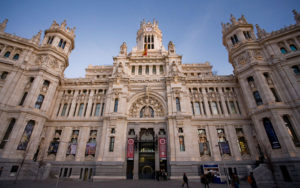 La sede de tan insigne convocatoria, el Palacio de Cibeles en pleno centro de Madrid en una tarde soleada que prometía una gran cita.
