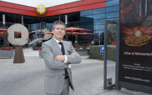 Carlos Chacón, CEO de DOSNIHA, a las puertas de su flamante sede en Palma de Mallorca.
