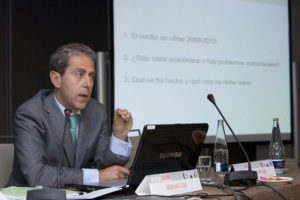 José Sánchez-Fayos, Coordinador General de COFAR, durante su intervención; una ponencia que fue después muy destacada y aplaudida por los asistentes.