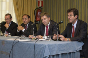 A la izquierda de la imagen, Jesús Serrano Escudero, abogado de FEJBA y especialista en temas del juego, José Ballesteros y Fernando Prats junto al segundo de los ponentes, Manuel José Baeza Díaz-Portales, Magistrado TSJ Valencia.