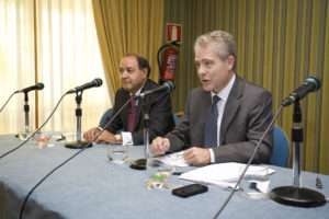 José Ballesteros junto al tercer ponente, el Magistrado de la Sala 3ª del Tribunal Supremo, Joaquín Huelin Martínez de Velasco