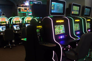 Gabinete Tarvos de doble monitor para bingo electrónico