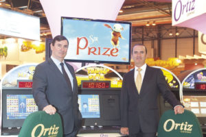 Los máximos responsables de ORTIZ Gaming junto a sus flamantes máquinas de vídeo bingo.