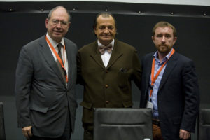 Juan Manuel Ortega, moderador en la mesa, con Eduardo Antoja y Sacha Michaud