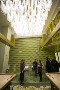 La luz es asimismo parte esencial del interiorismo de la sucursal de Casino Gran Madrid. De hecho, algunas de las luminarias han sido diseñadas en exclusiva por el propio Ignacio García de Vinuesa para el espacio.