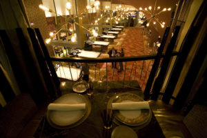 Otro rincón del Restaurante, una de las mesas tras unas cortinas para correrlas con o sin disimulo